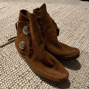 Minnetonka - Two Button Softsole Boot (Moccasin)